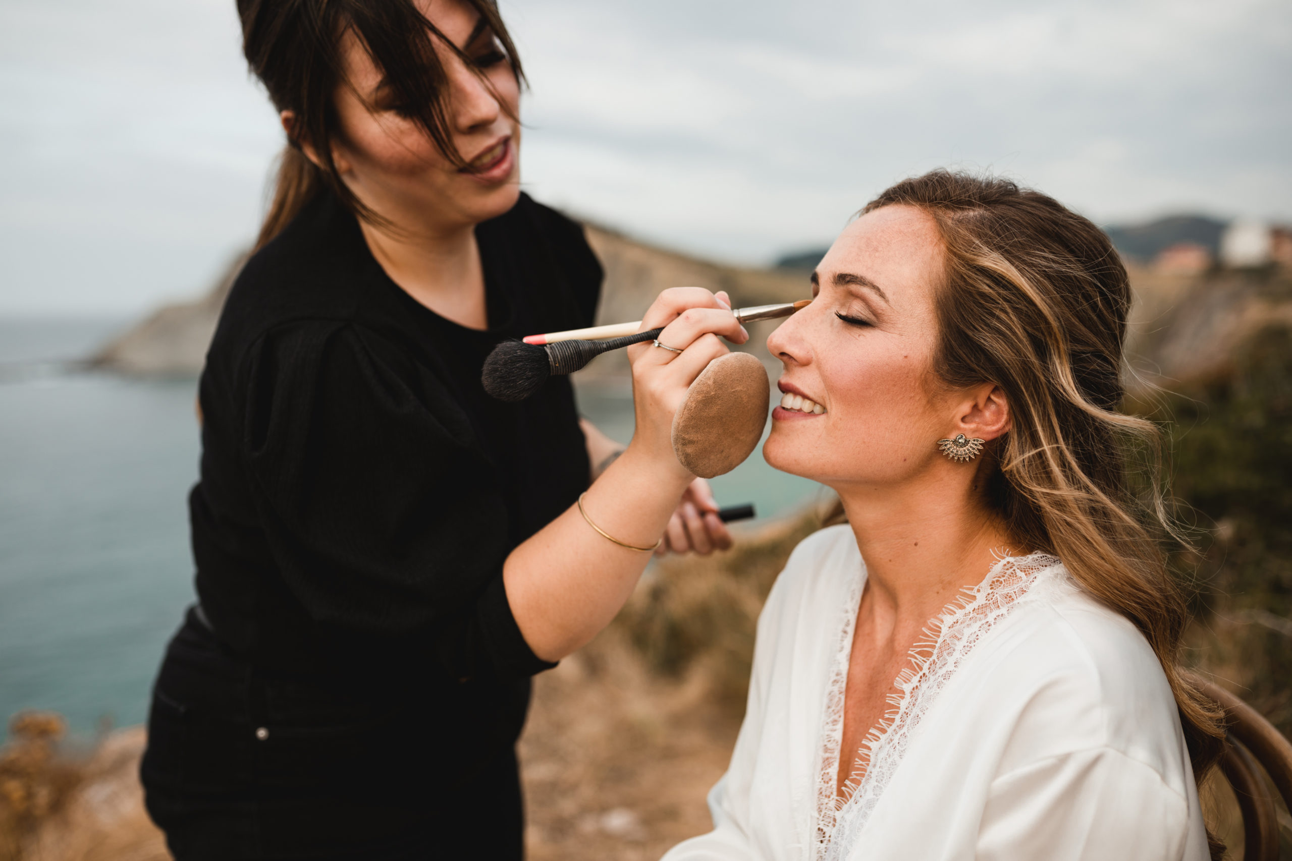 Maquilladora maquillando a la novia en la montaña el día de su boda