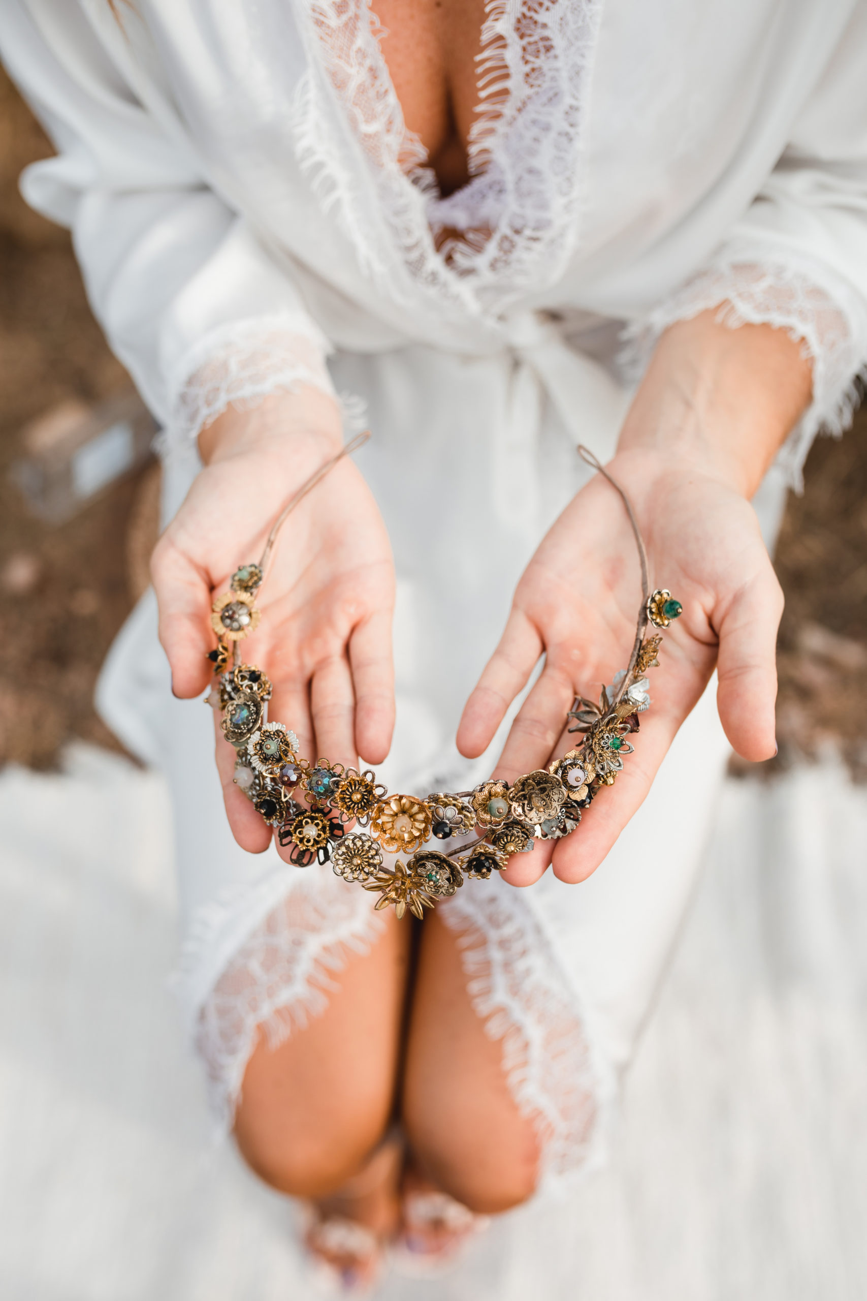 Diadema nupcial sobre manos de la novia