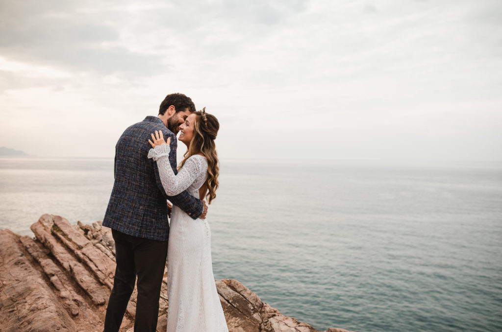 Pareja de novios en el Flysch de Zumaia