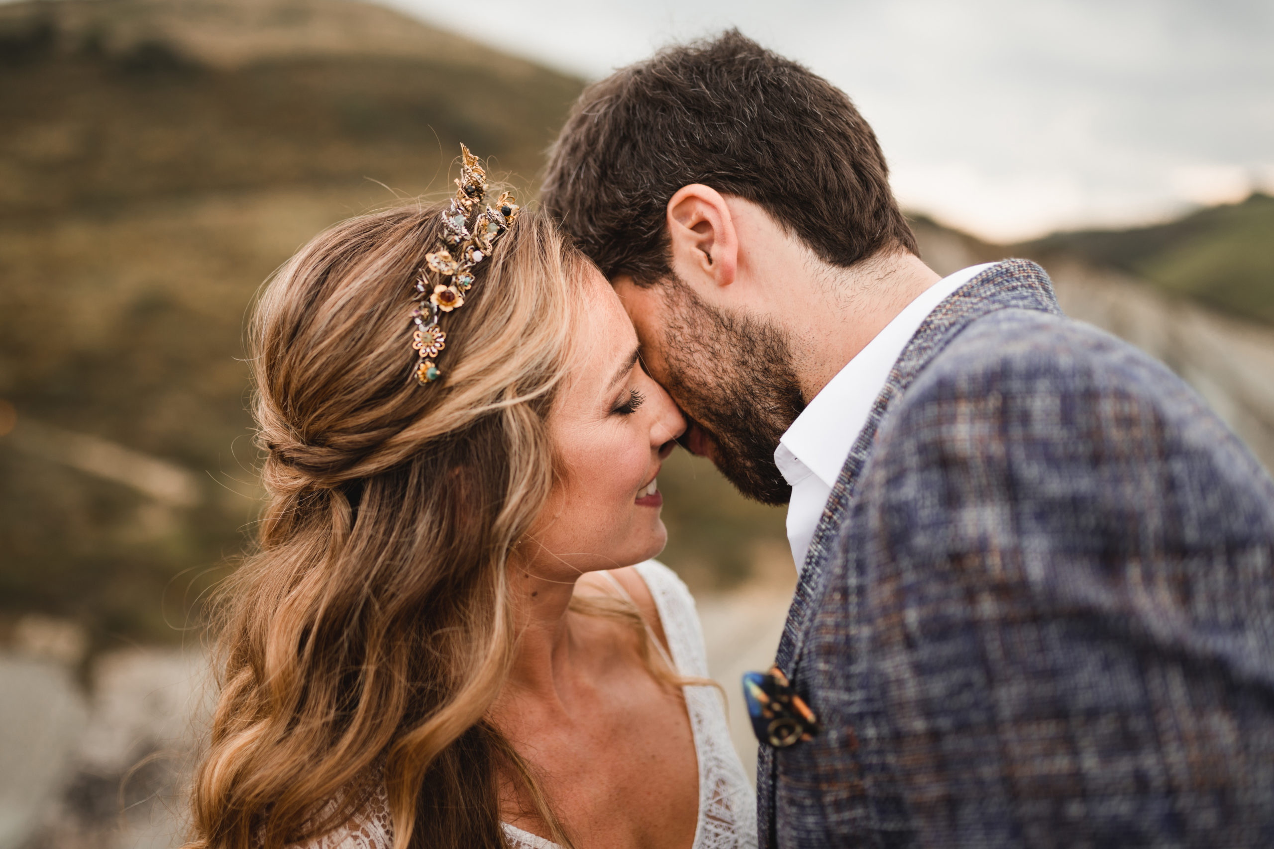 Beso de novia a novio el día de su boda