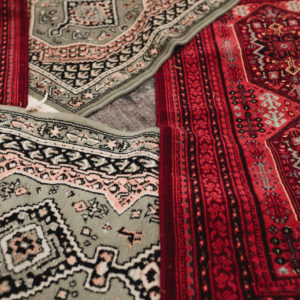 Alfombra estampada roja y granate
