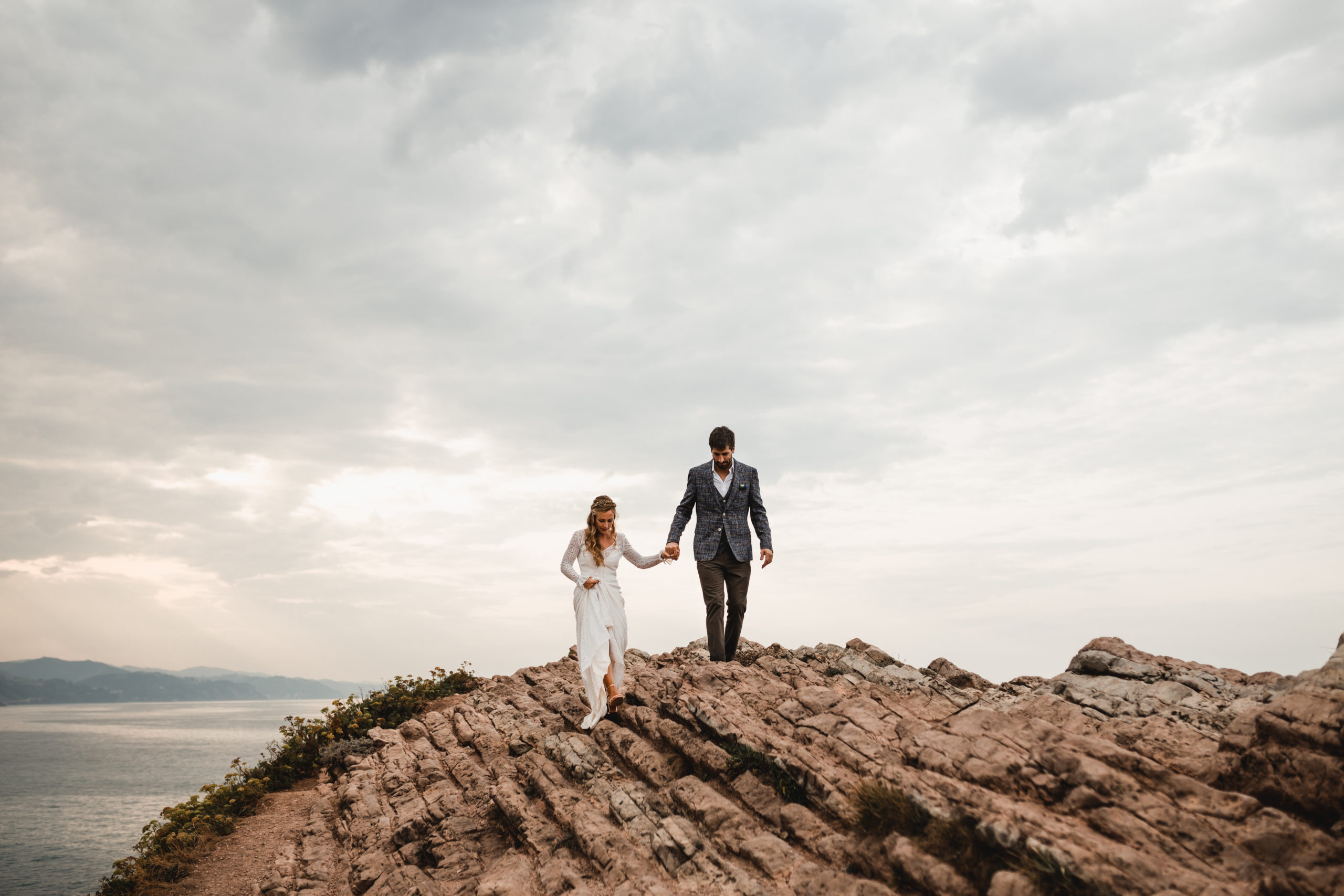 Novia y novio en el Flysch de Zumaia de la mano