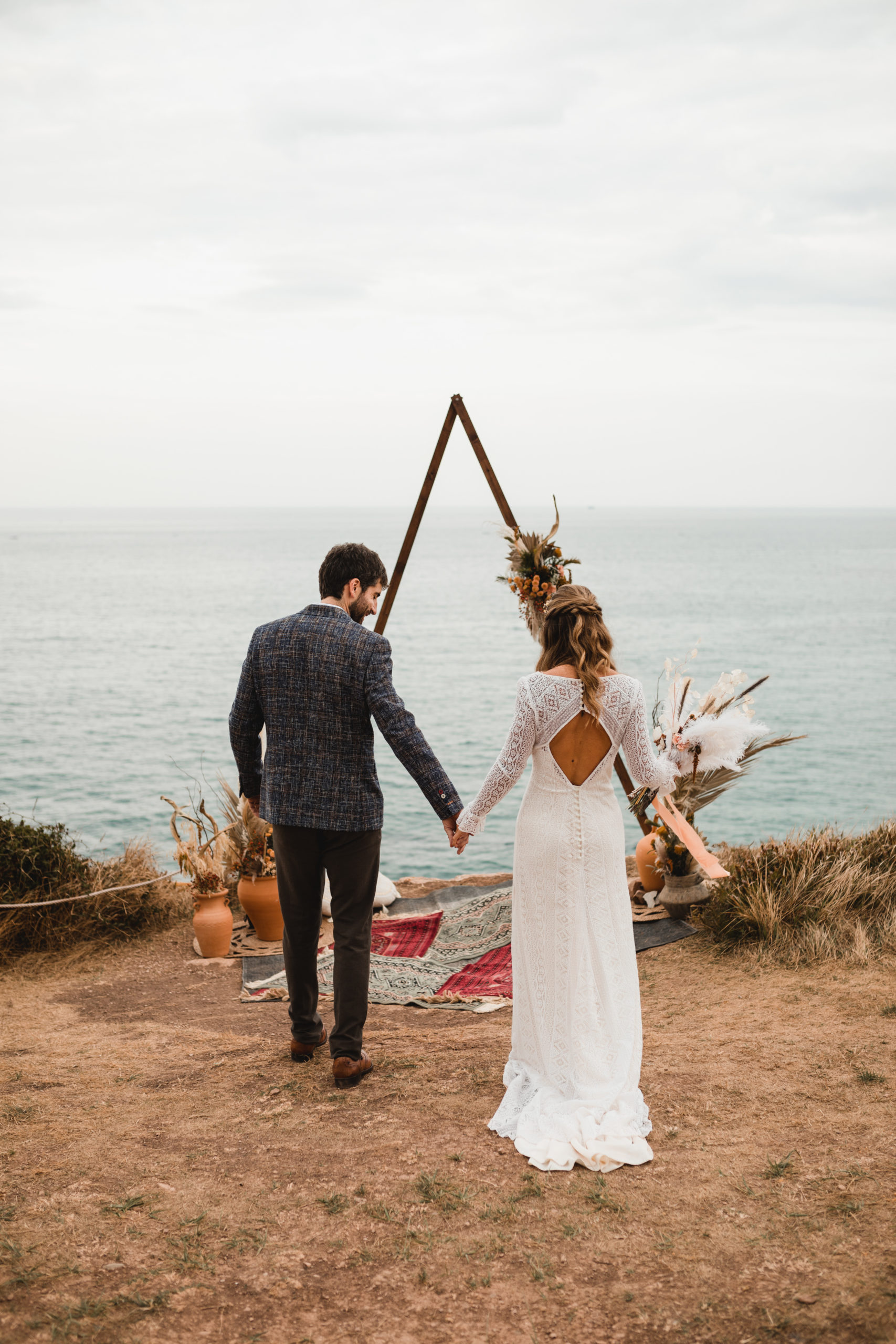 Llegada de la novia y el novio a la ceremonia nupcial