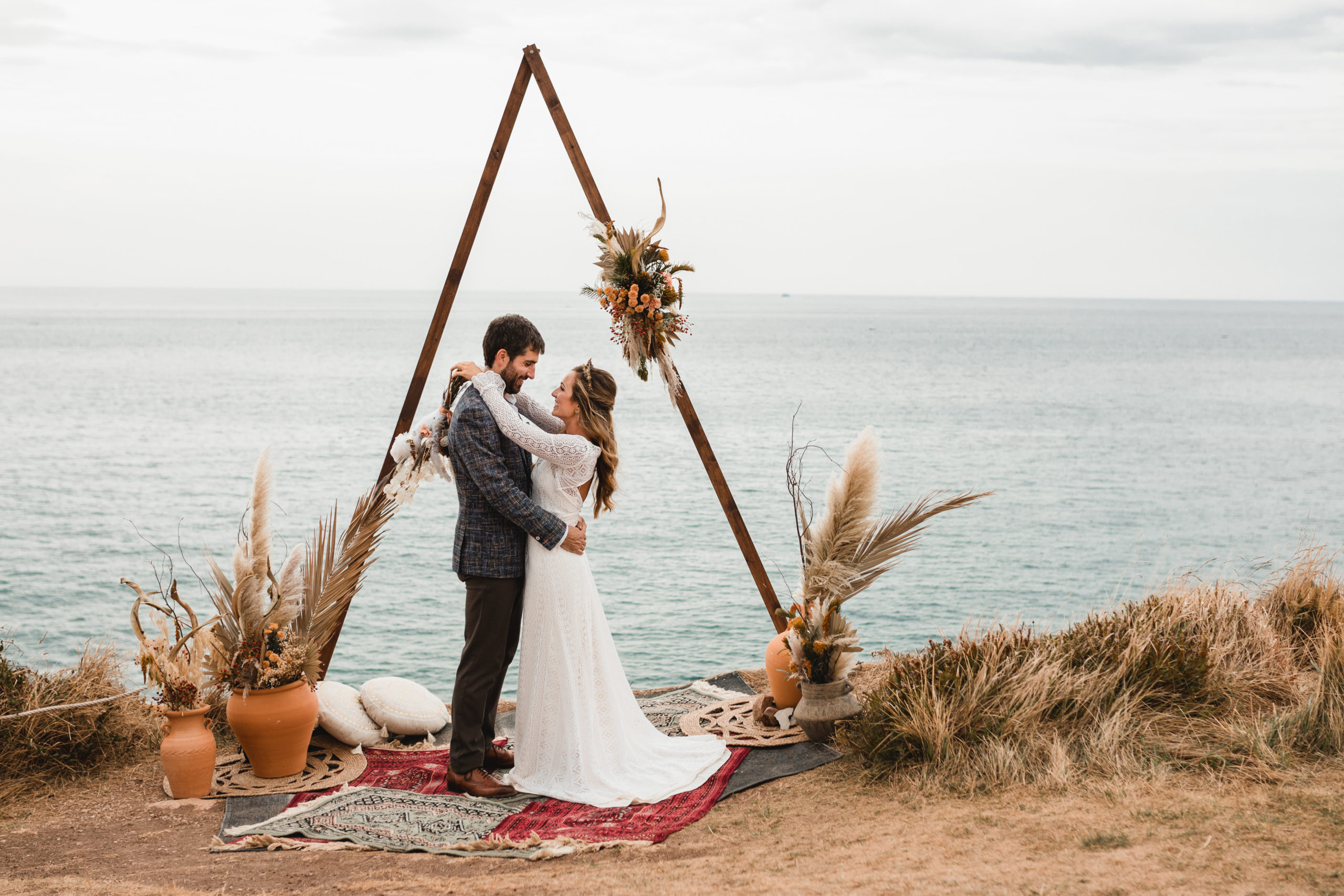 Posado en la ceremonia frente al mar de la novia y el novio