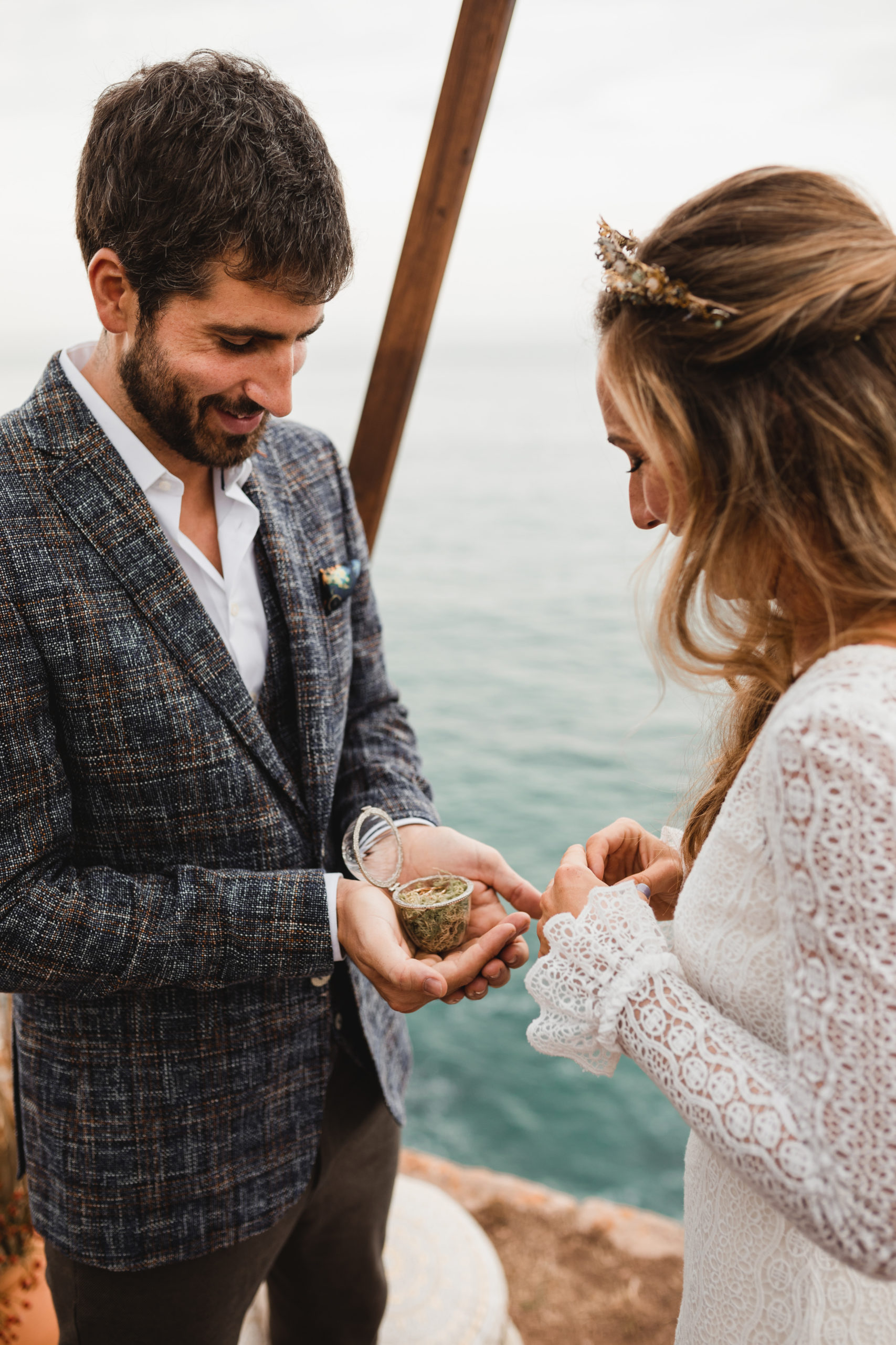 Novio entrega a novia las alianzas nupciales en la ceremonia de boda