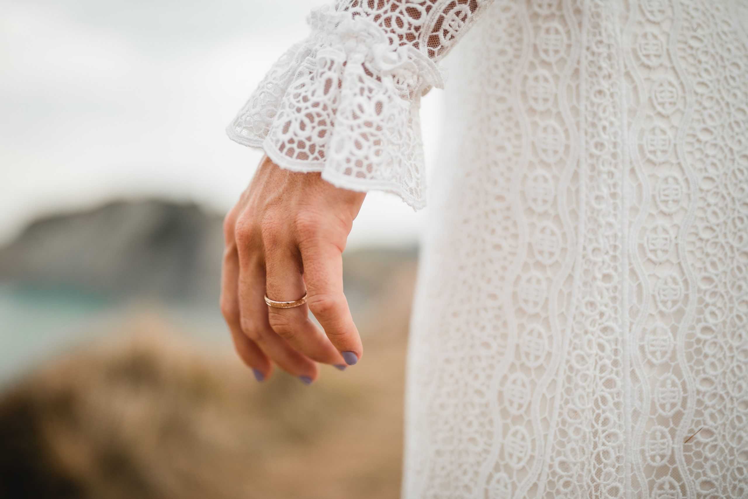 Mano de la novia con la alianza y vestido de novia