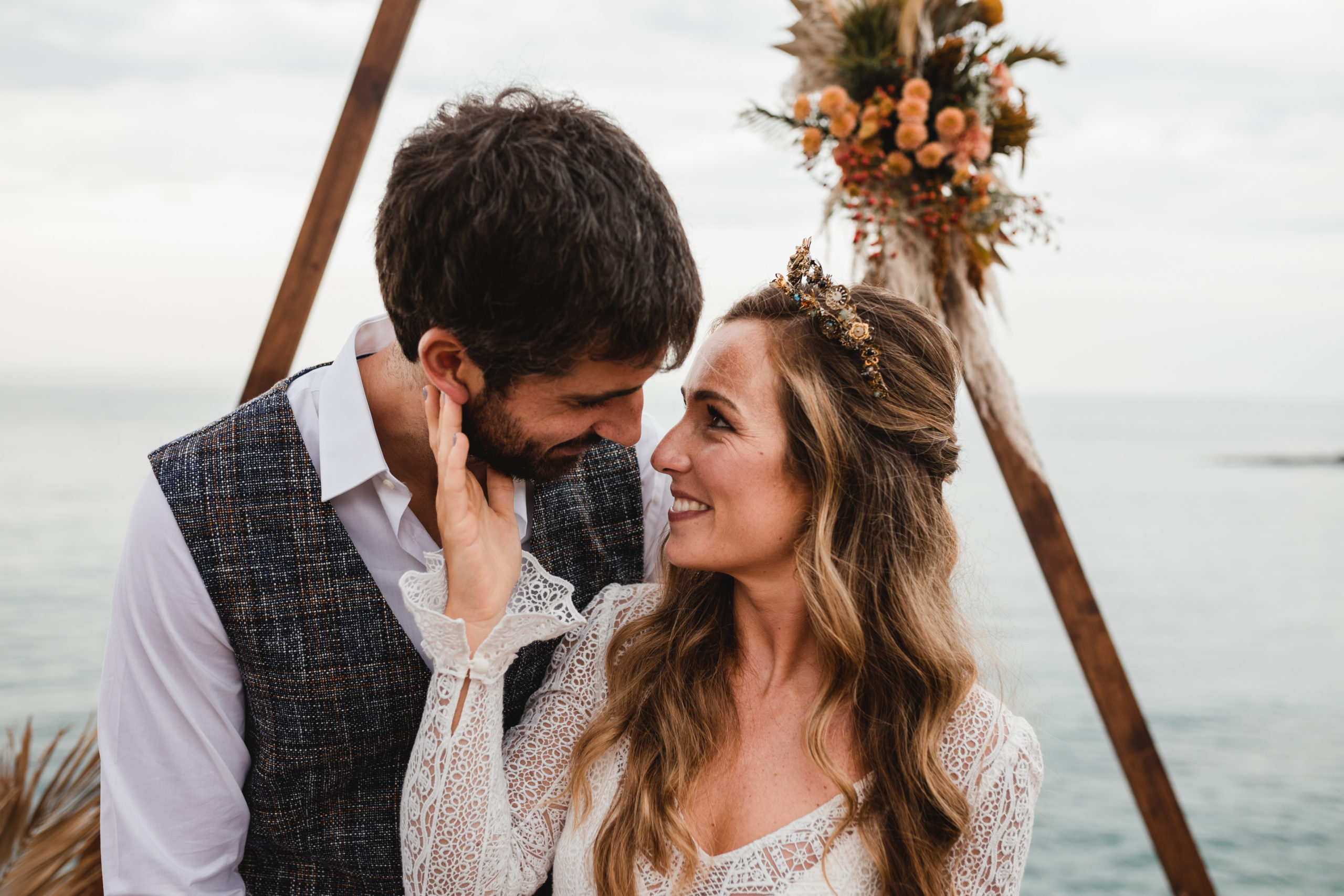 Beso de los novios en la boda