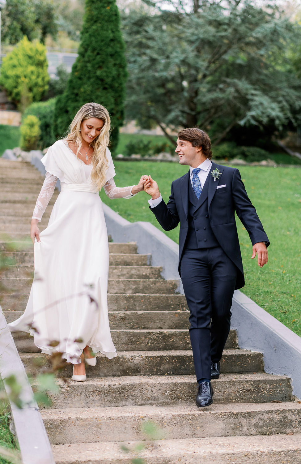 Ceremonia nupcial en El Mirador de Ulia: novia bajando escaleras con el novio