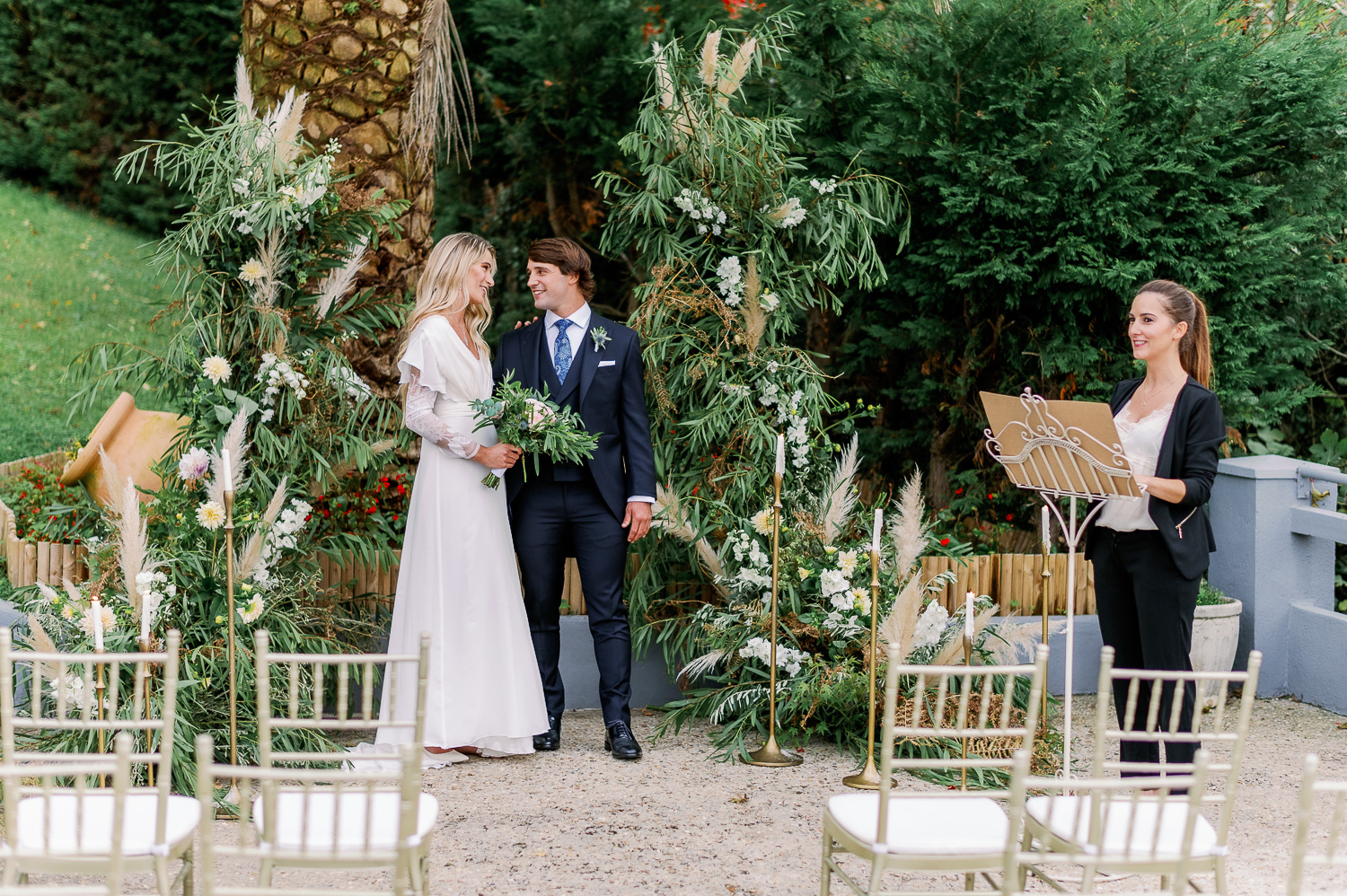 Ceremonia nupcial íntima en el mirador de ulia: novia, novio y oficiante de ceremonia