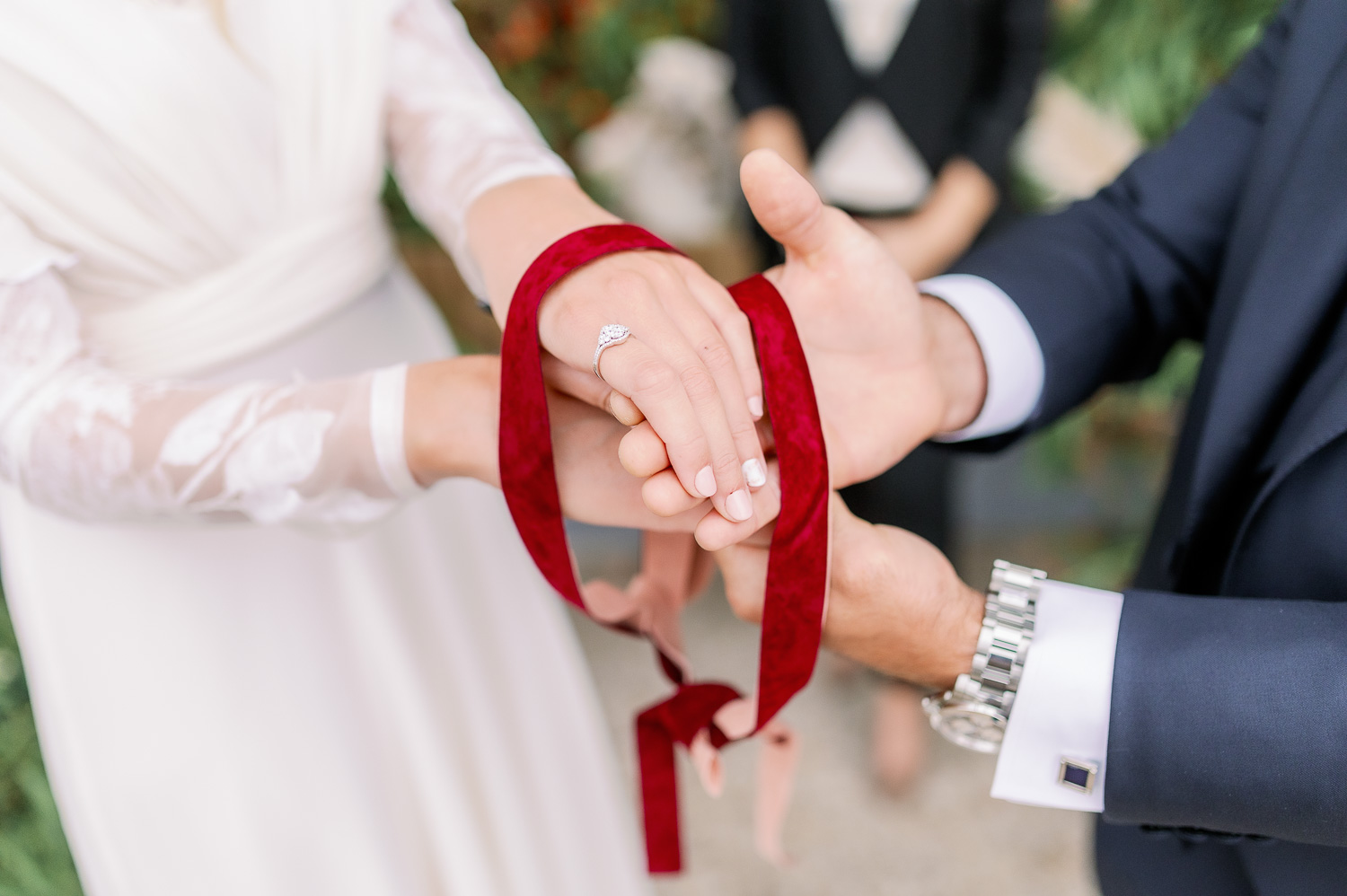 Ritual celta para casamientos: lazo rojo sobre la mano de la pareja