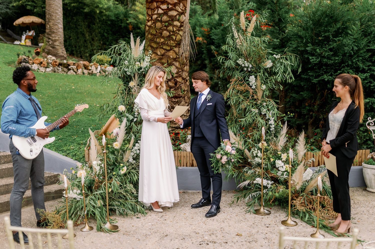 Novia, novio en la boda con oficiante de ceremonia y Jairom Black