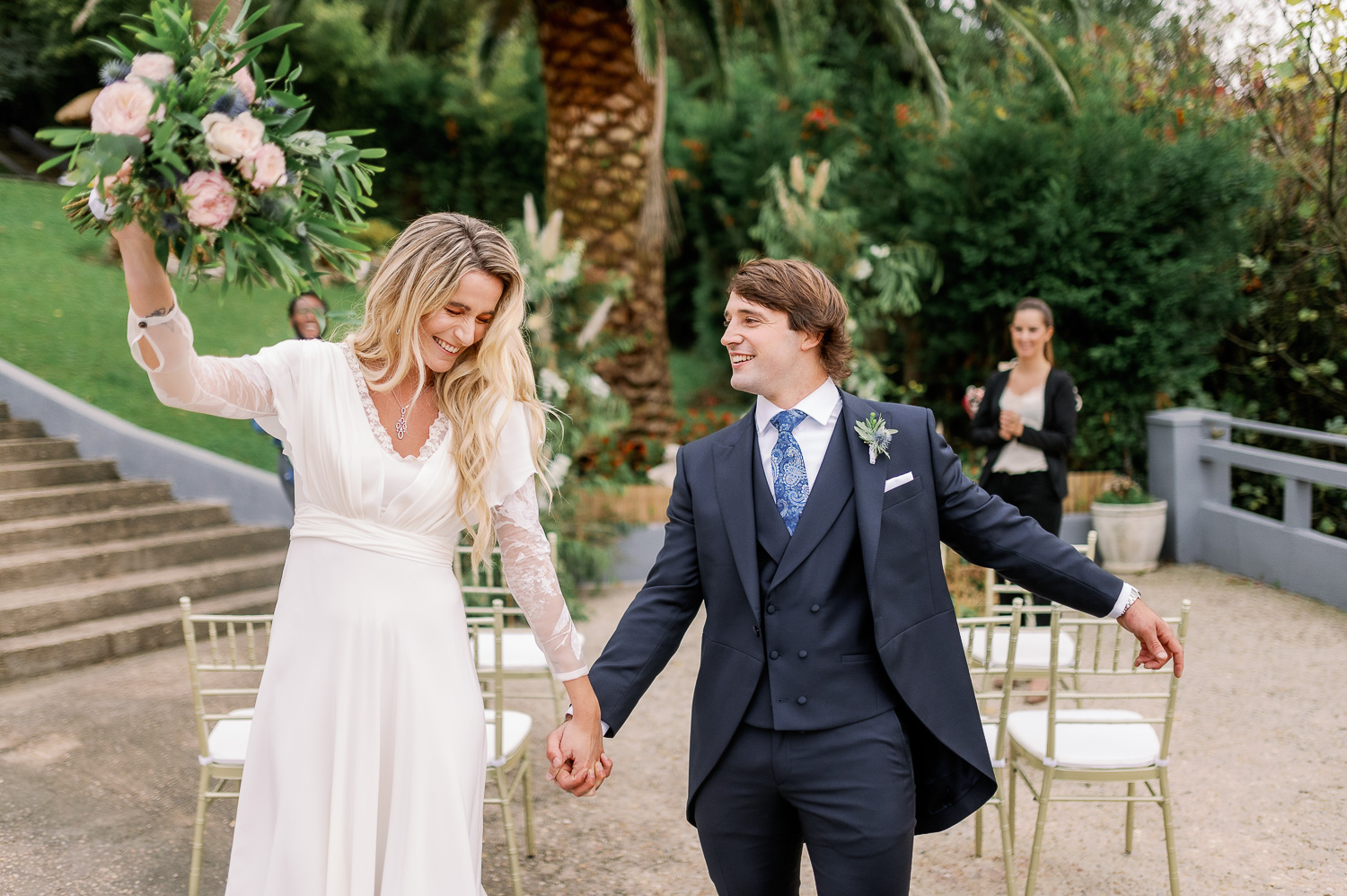 Novio y novia salida de la ceremonia