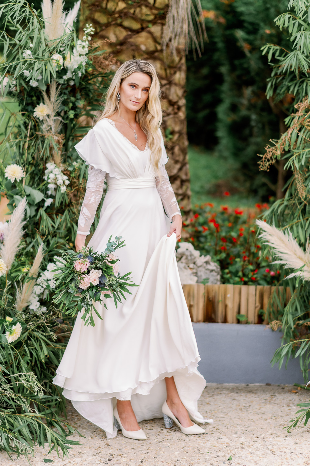 Novia vestida con vestido de Iraia Oiartzabal y ramo de flores de Enea Garden