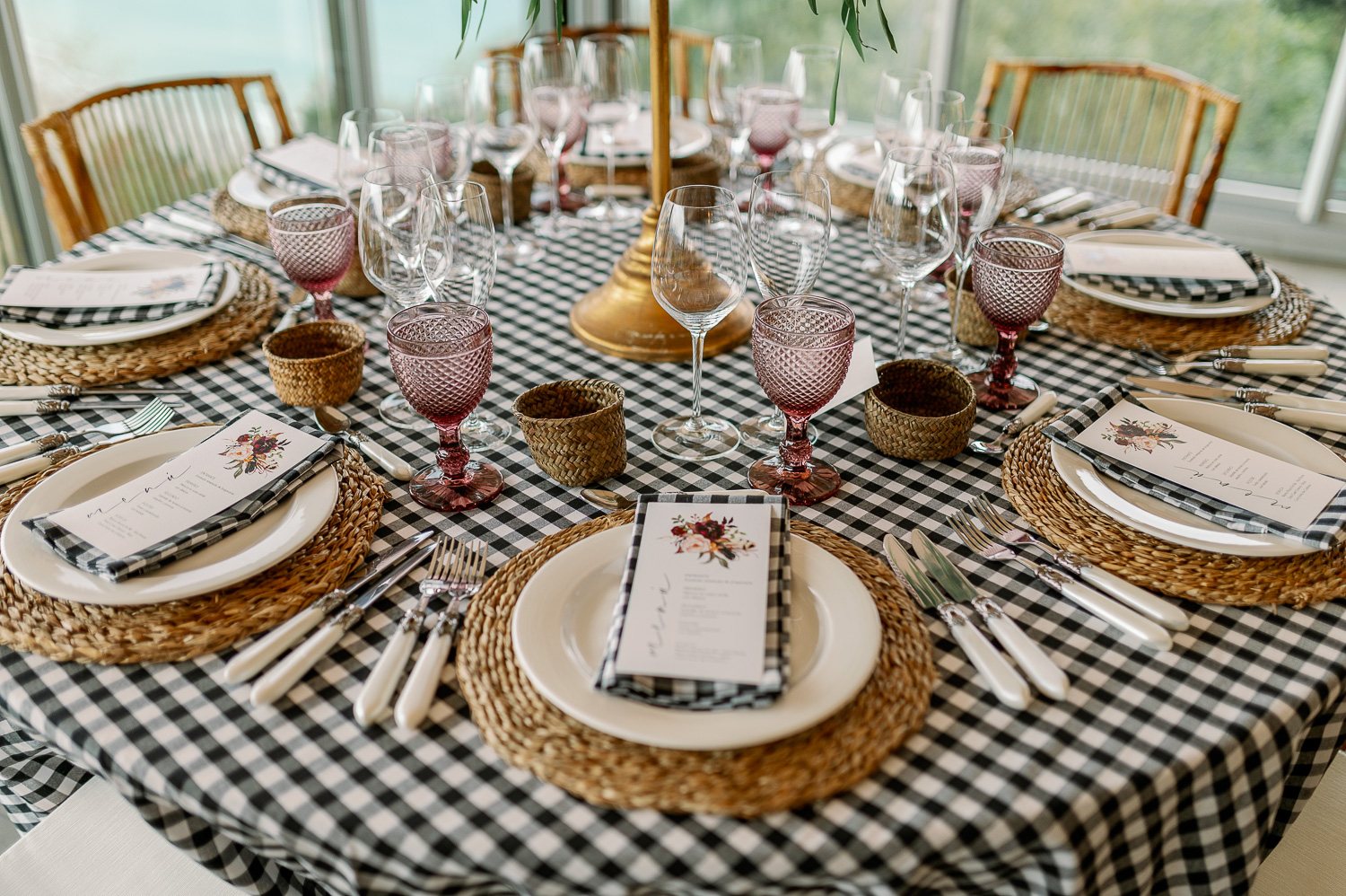 Decoración de mesa campestre en el mirador de ulia: mantel, bajoplatos, copas, cubiertos y centros de mesa