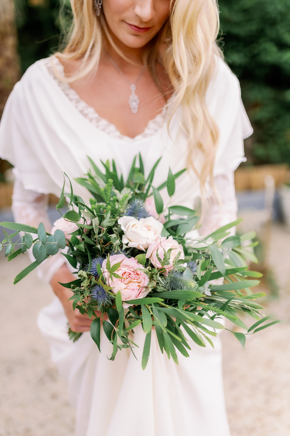 Novia con ramo de flores de Enea Garden floristeria