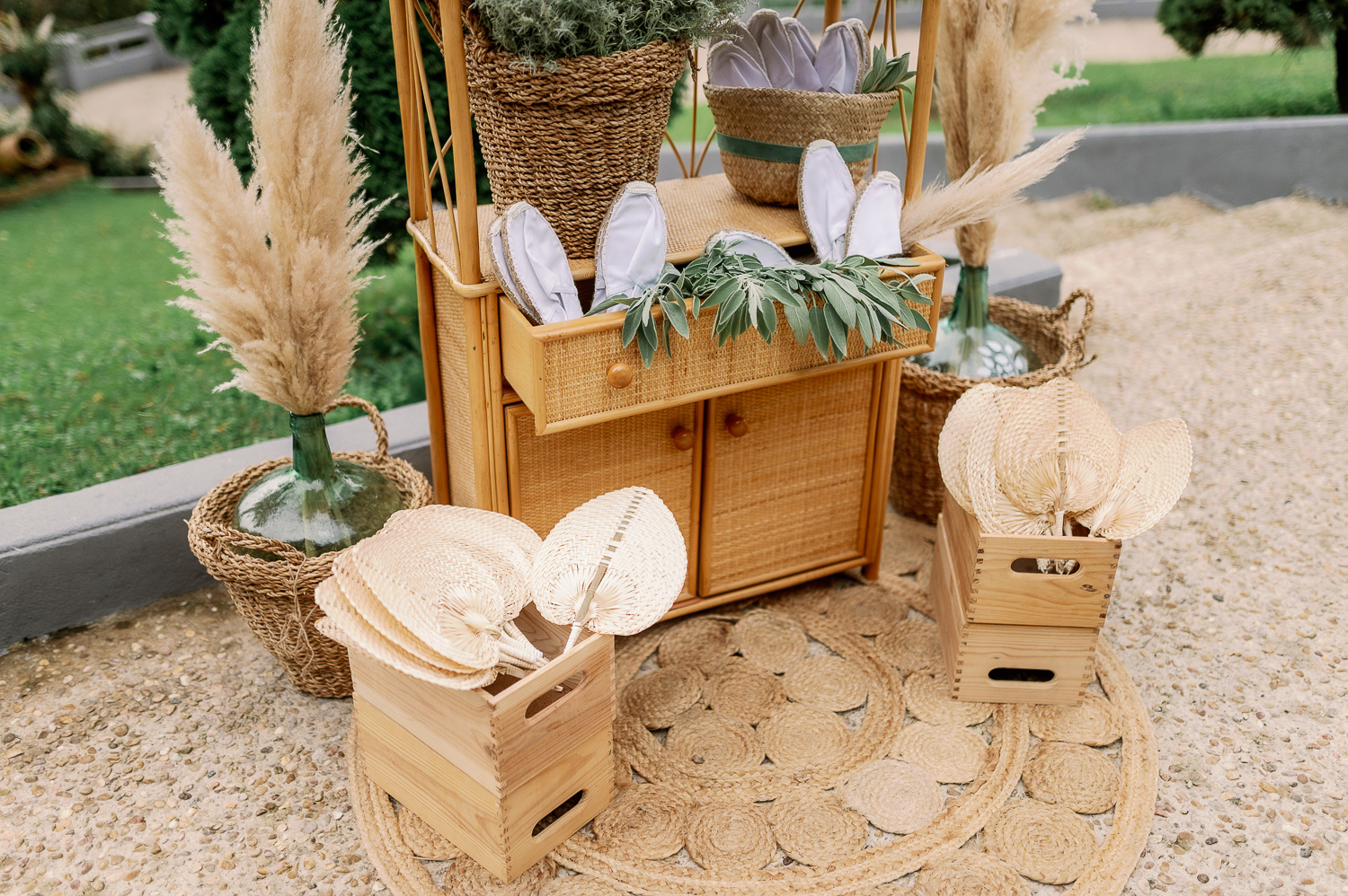 Rincón de alpargatas y paipais para una boda, en mueble sobre alfombra de yute