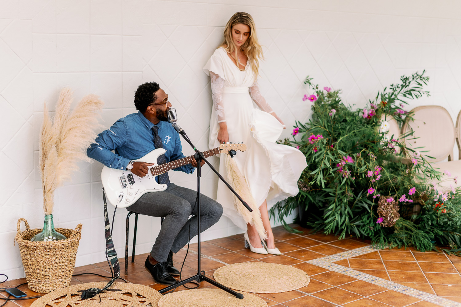 Jairom Black tocando para la novia en su boda