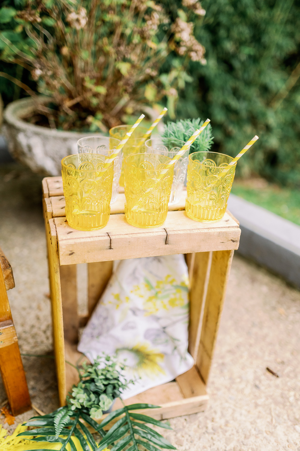 Vasos de colores para rincón de limonada