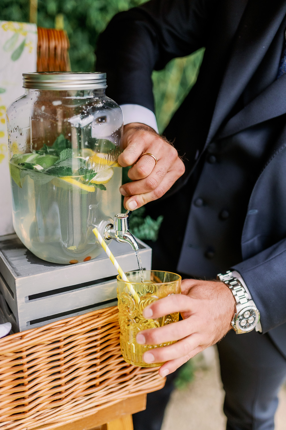 Novio sirviéndose limonada en un rincón de limonada