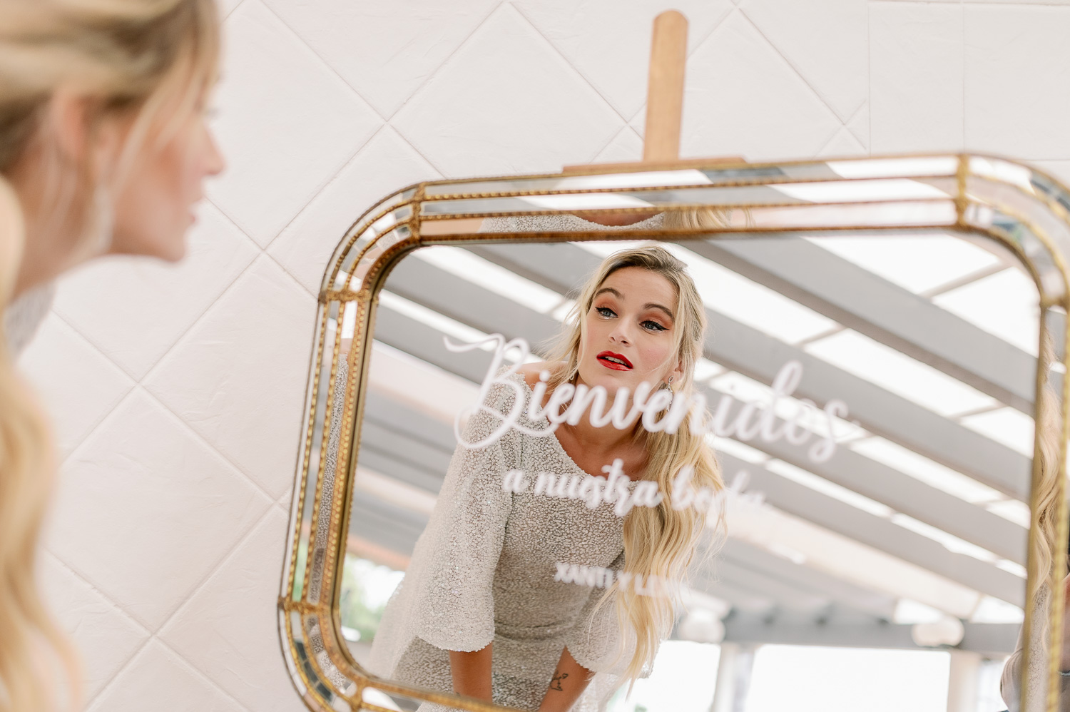 Novia sobre un espejo personalizado con letras de Bienvenidos