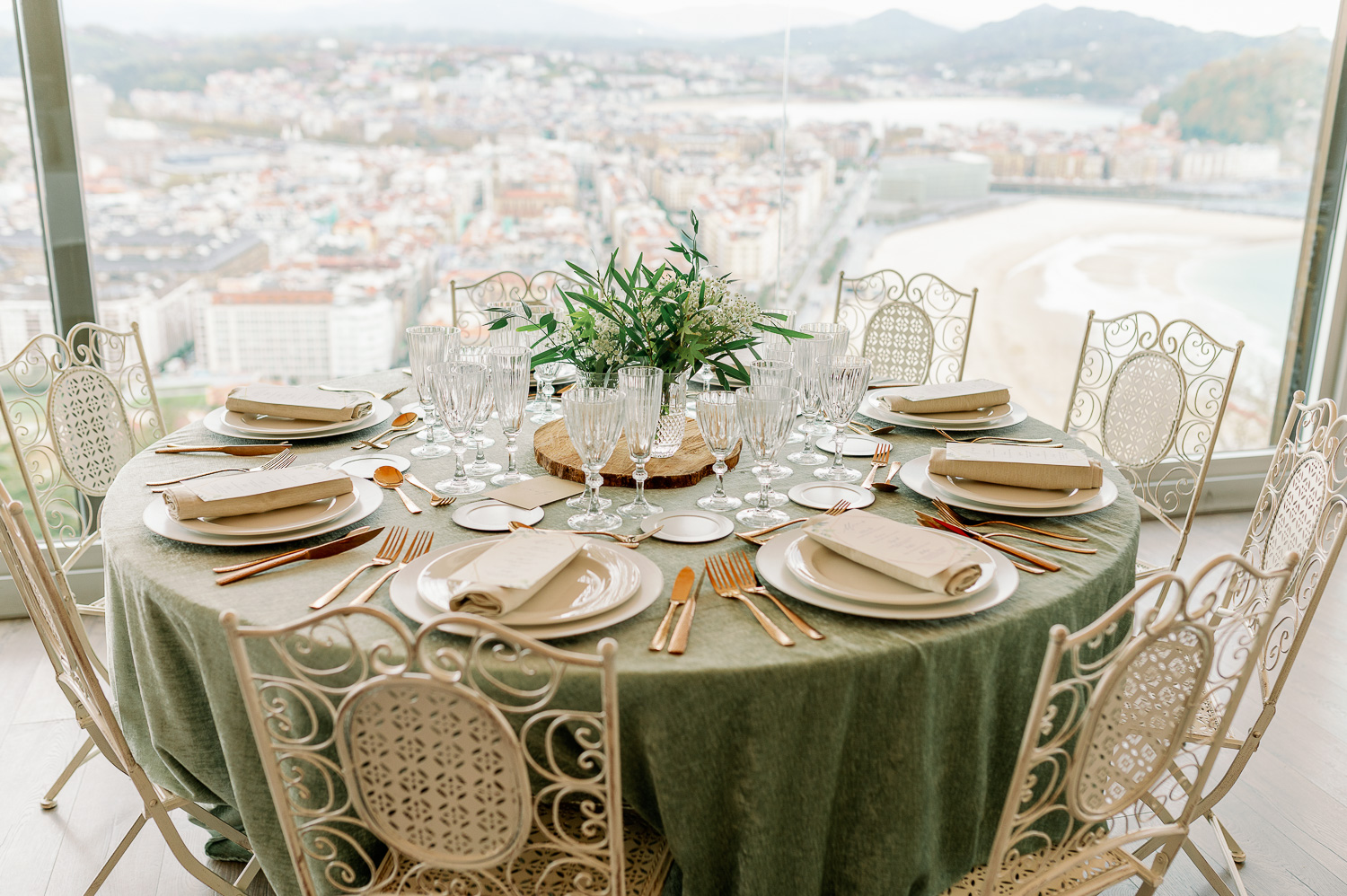 Decoración de una mesa elegante a los pies de Donostia San Sebastián