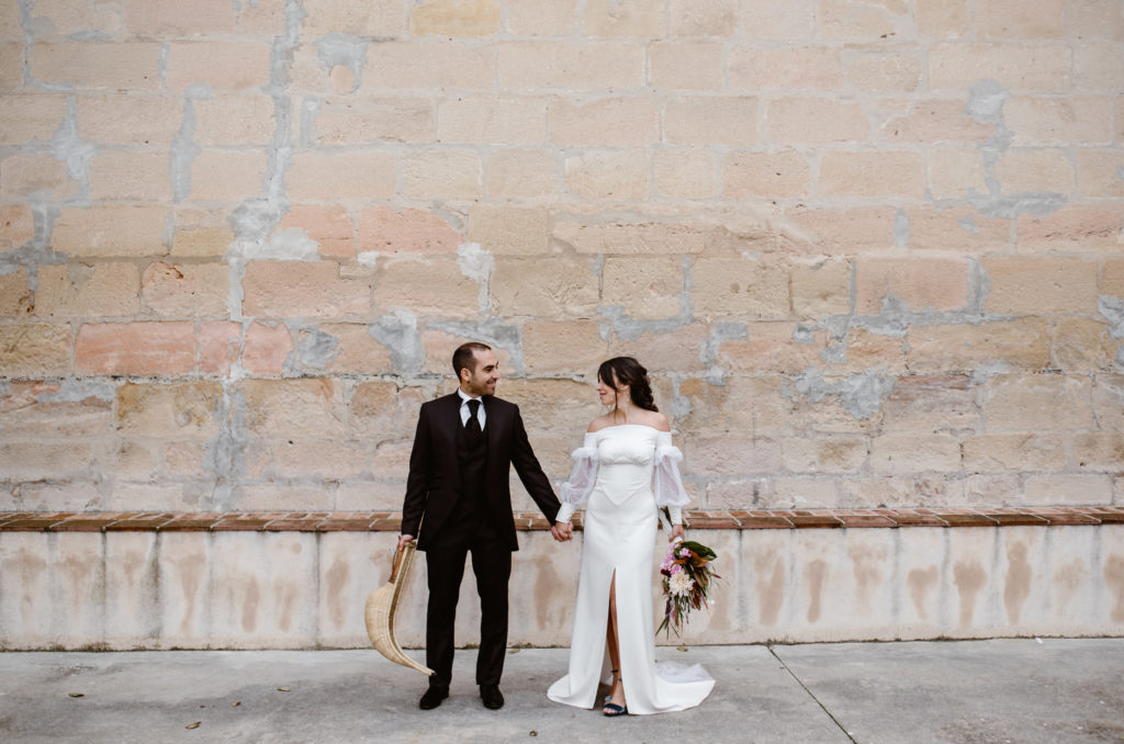 Novio y novia en un frontón tradicional