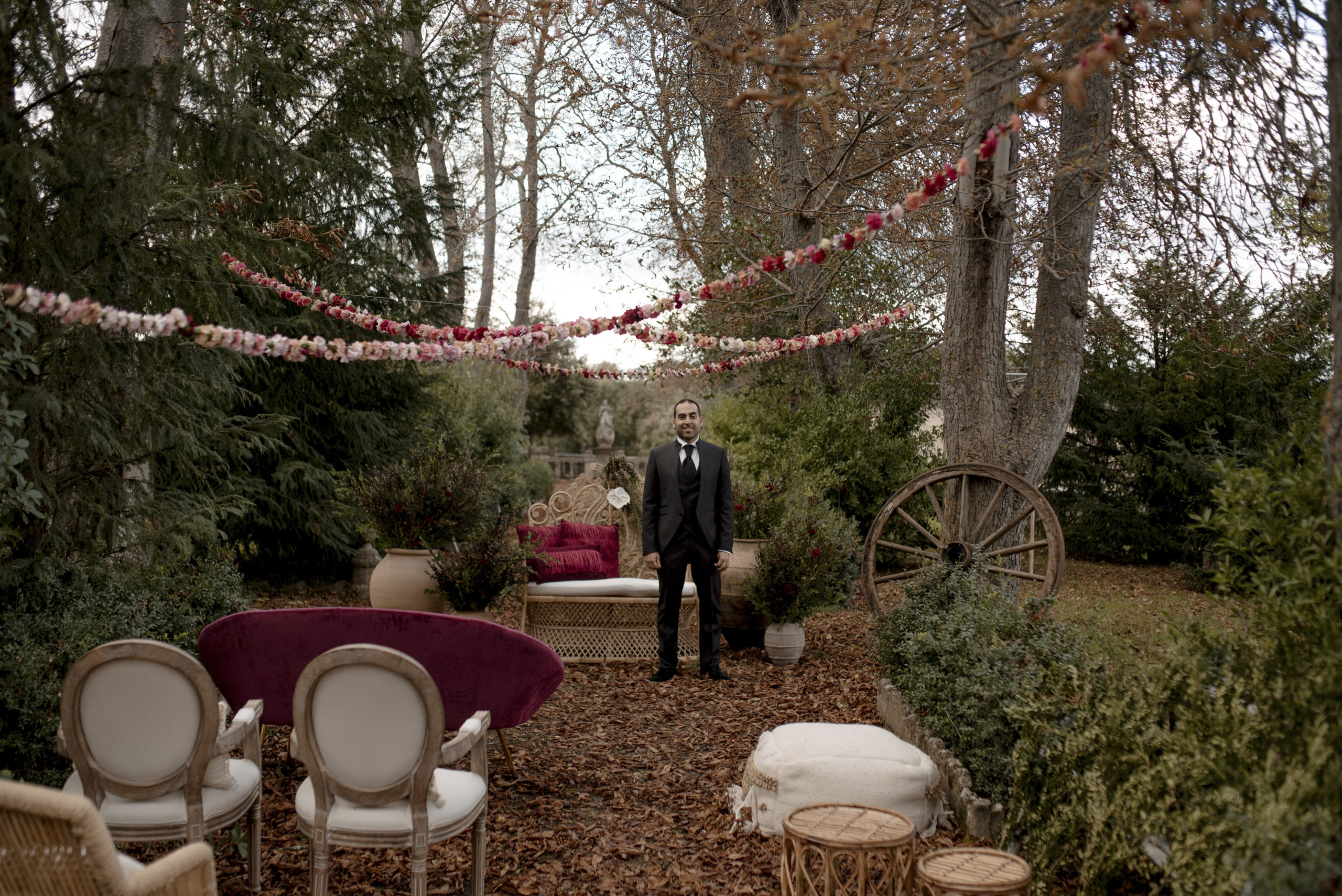 Novio en el altar esperando a la novia rodeado de naturaleza y árboles