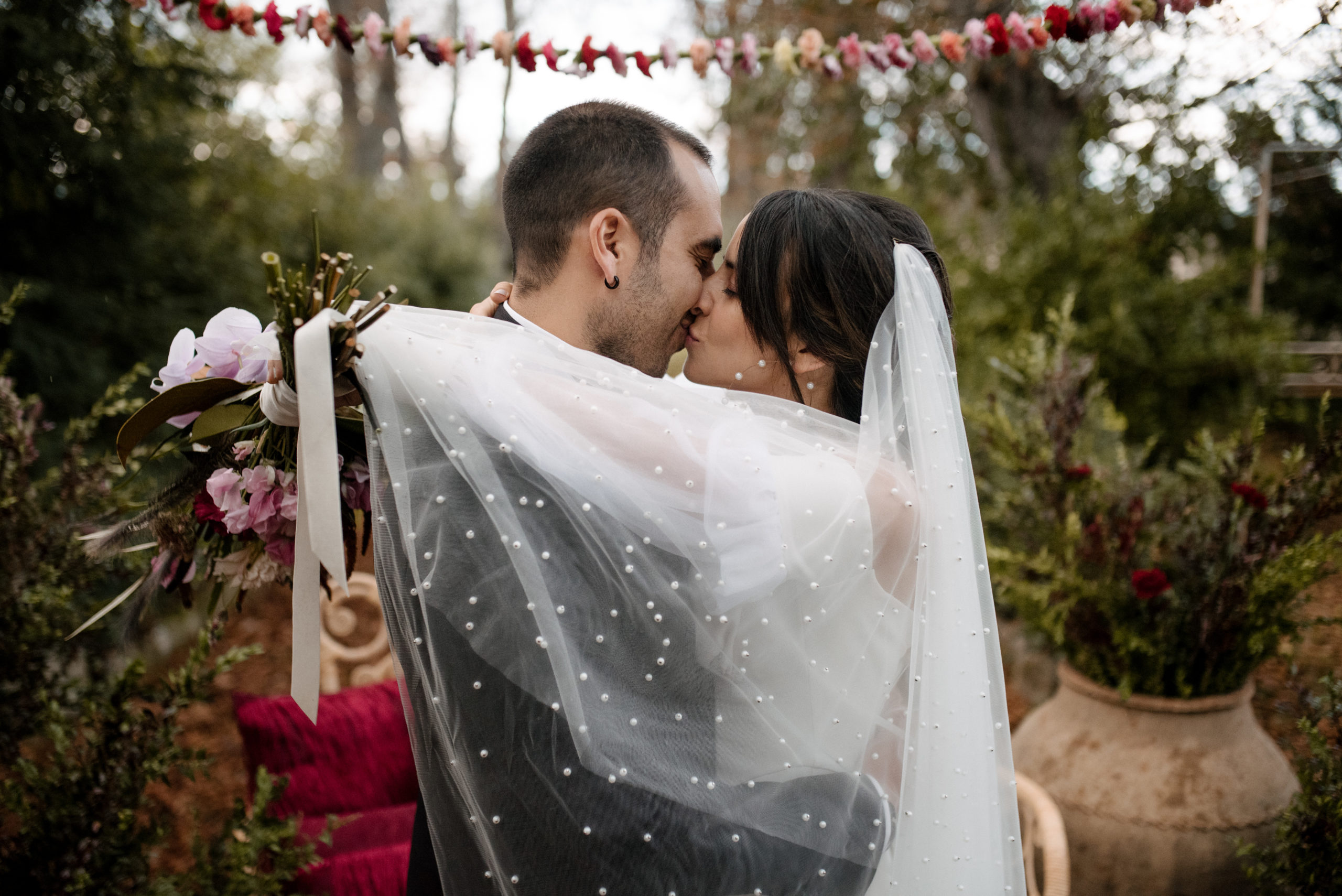 Novia besa al novio en la ceremonia nupcial