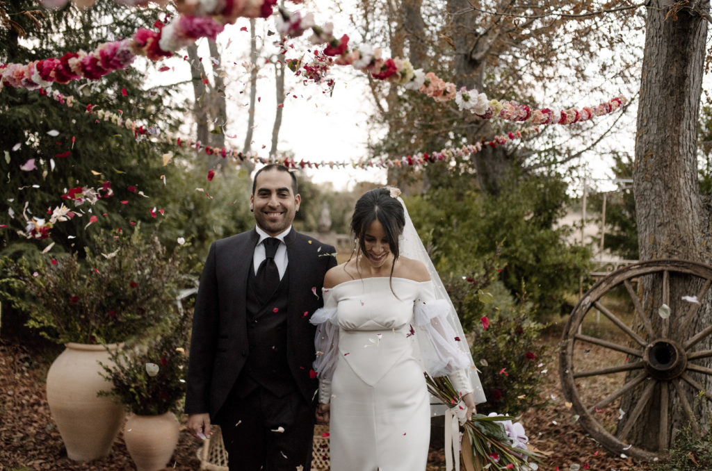 Novia y novio salida de la ceremonia de boda