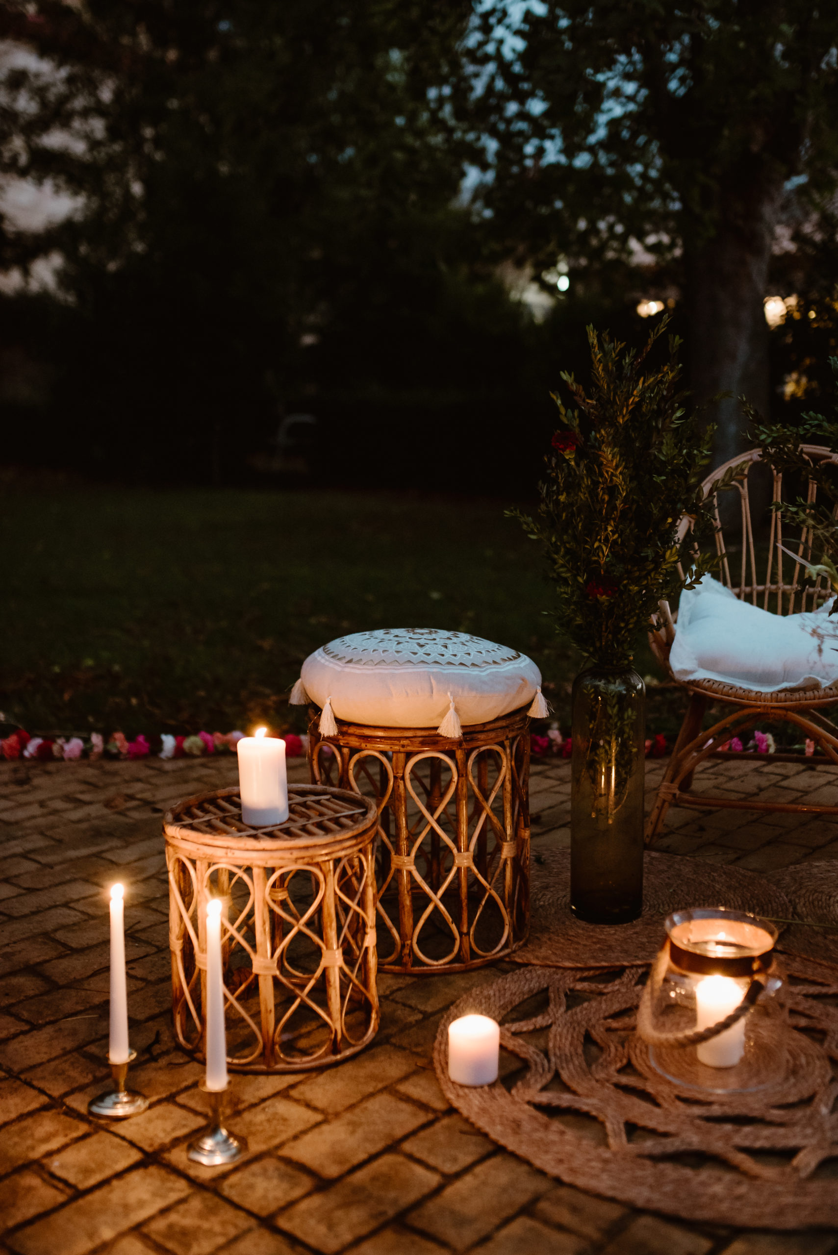 Sillón, sillas, alfombras ,velas y candelabros y mesas auxiliares en alquiler para bodas y eventos