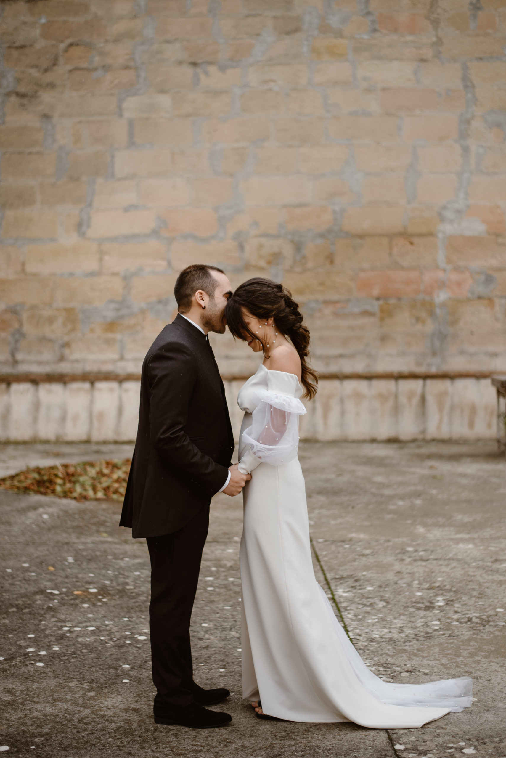 Novio besa en la frente a la novia el día de su boda