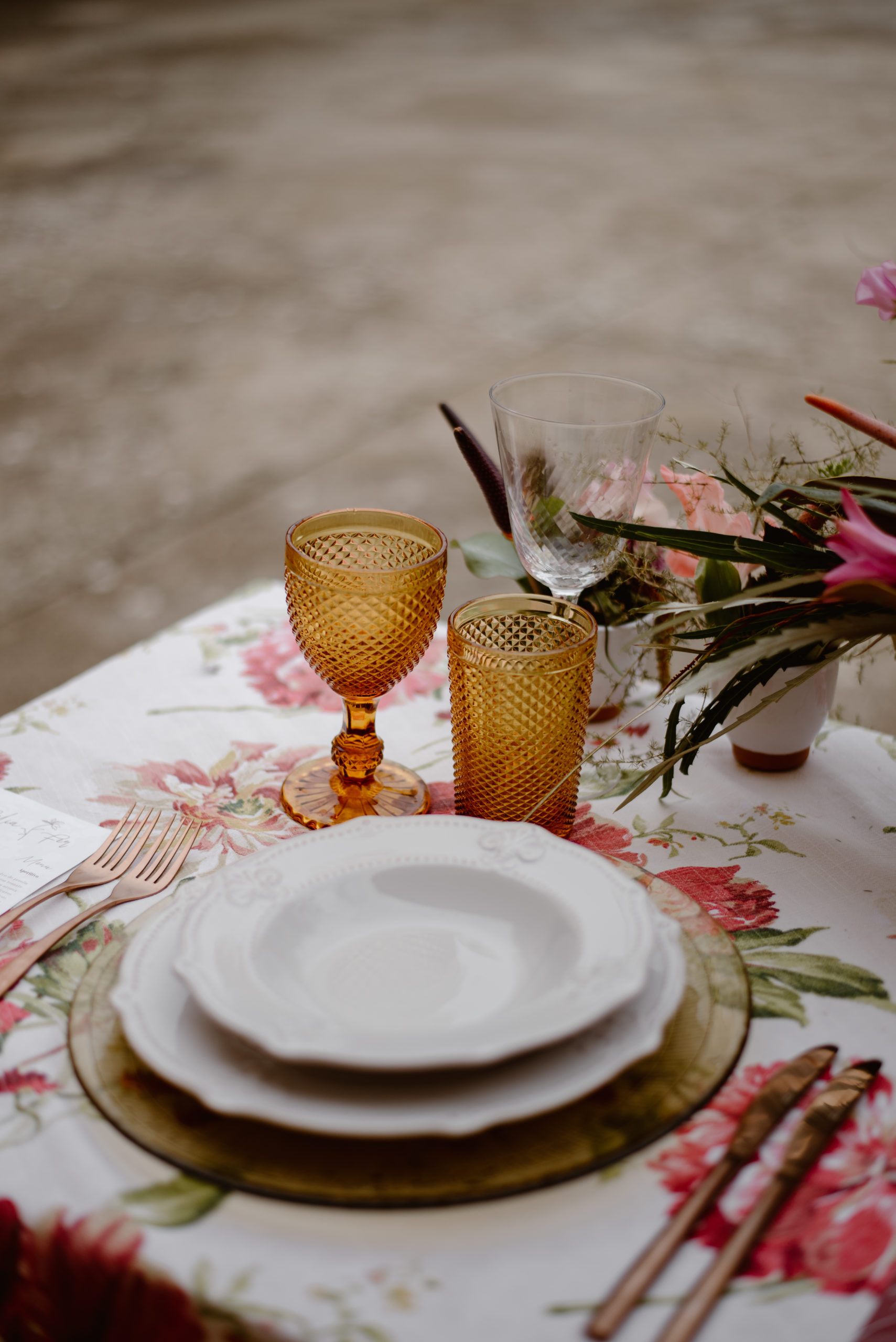 Bajoplato, plato, copa, vaso, cubiertos y mantel en alquiler para bodas