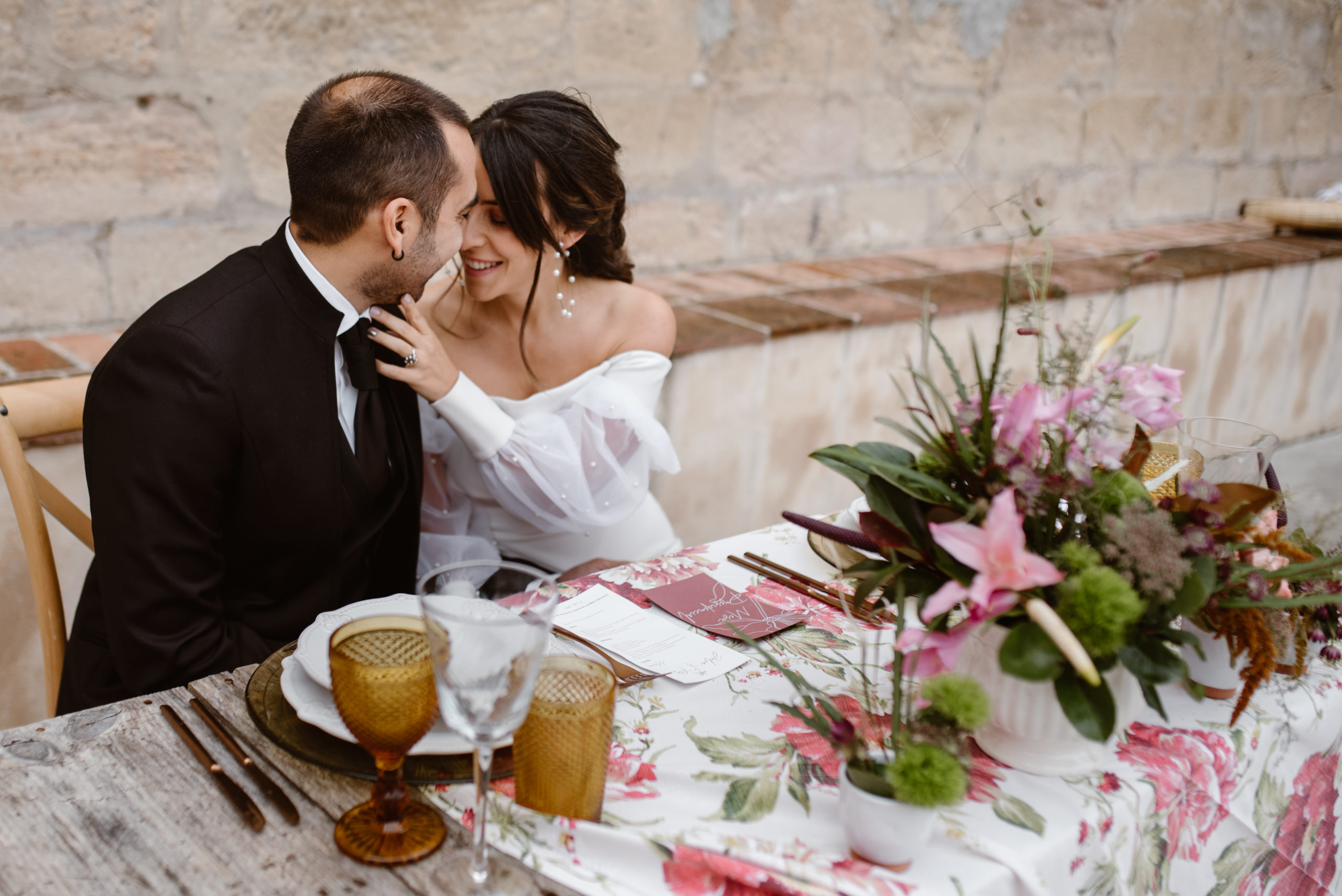 Novia acaricia al novio en la mejilla durante el banquete nupcial íntimo