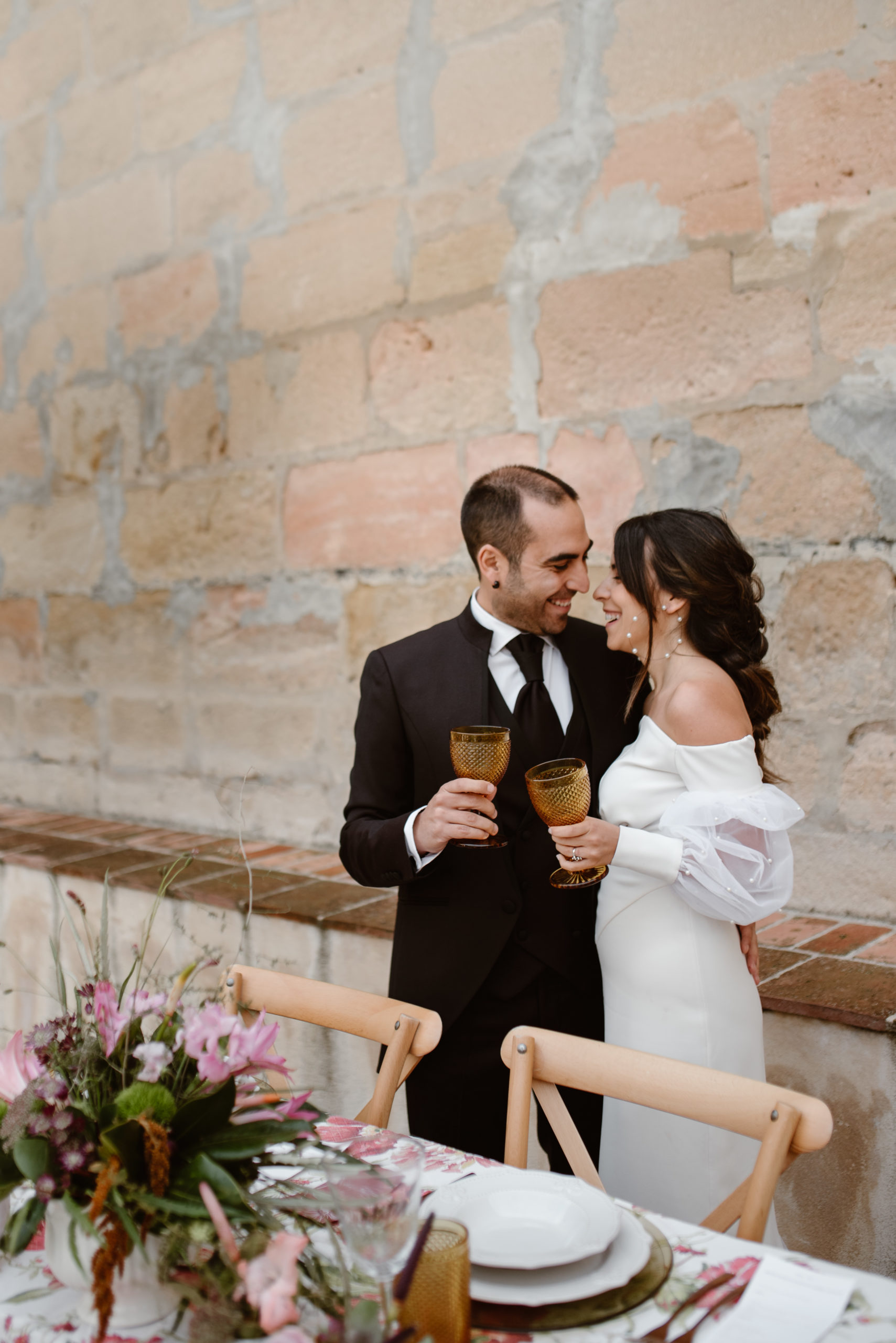 Brindis de los novios con copas de colores en alquiler