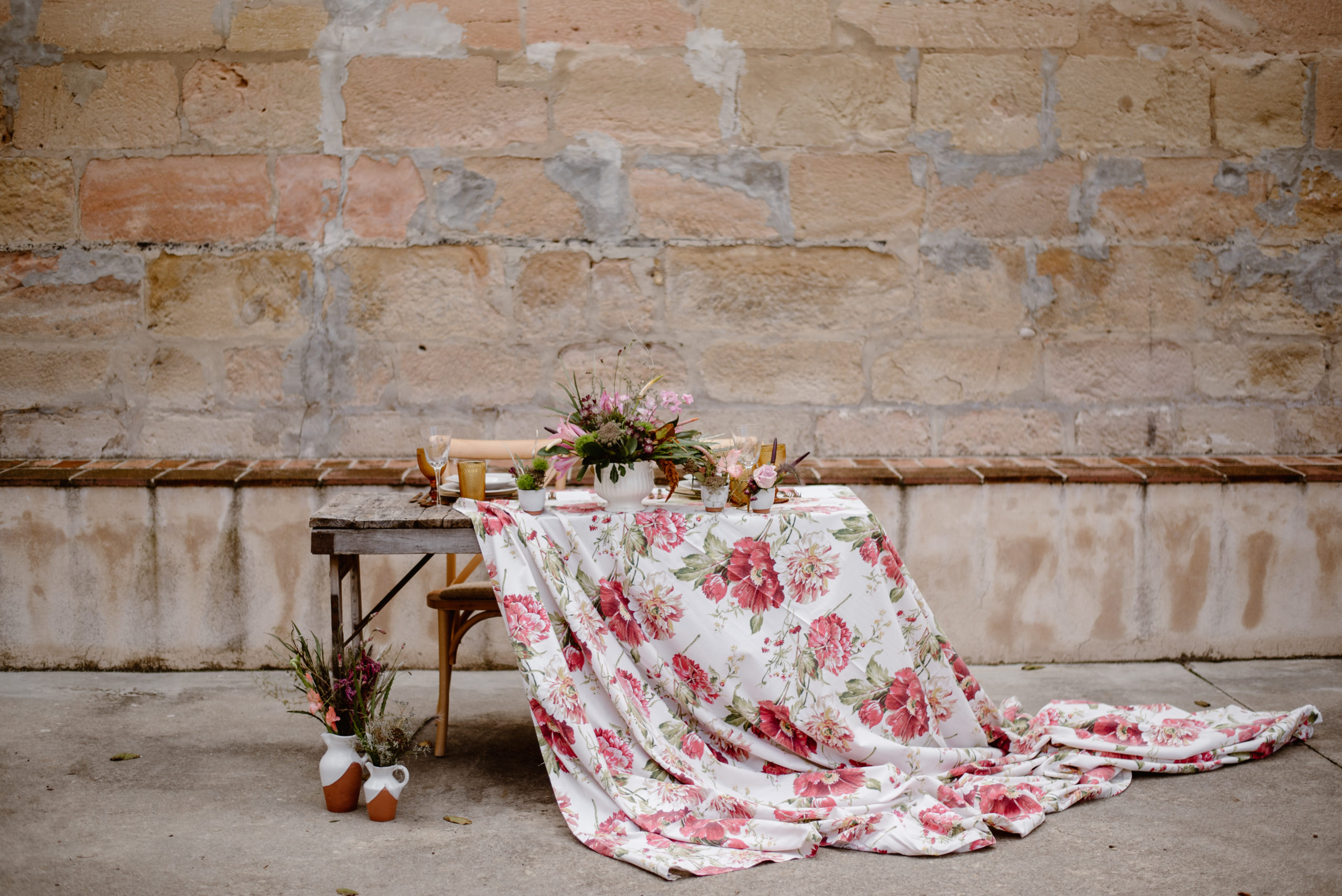 Mesa rústica con mantel floral  moderno en la boda