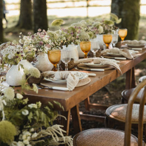 Alquiler taburete bajo de madera. Decoración para eventos y bodas