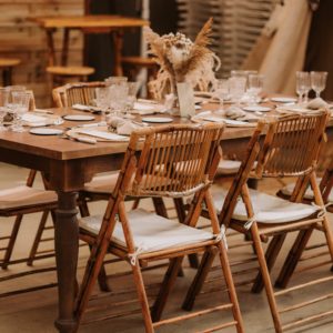 Mesa de madera para banquete