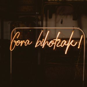 Neón Gora bihotzak!