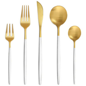 Cubertería dorada y blanca