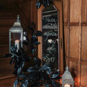 Espejo rectangular con marco de madera alargado