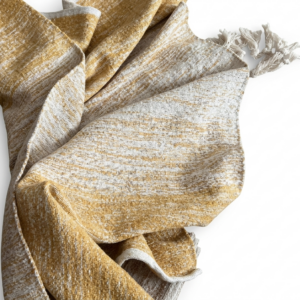 Alfombrita rectangular mostaza y blanca